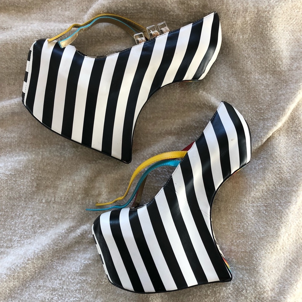 Platform heel-less shoe